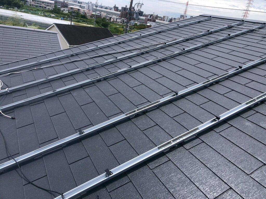 太陽光パネル設置工事の様子