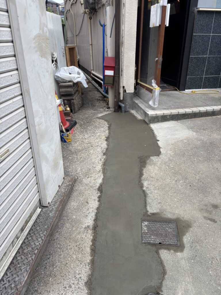 給水管引き直し後にモルタルで復旧した店舗通路（名古屋市天白区）