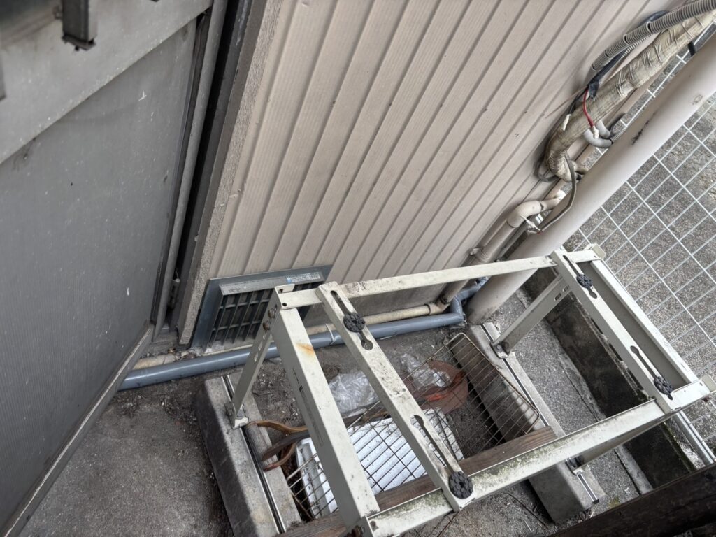 室外機まわりで立ち上げ・横引きした給水管